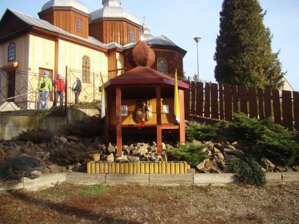 przed kościołem przy parkingu : akcent papieski - stylowa kapliczka wotywna.