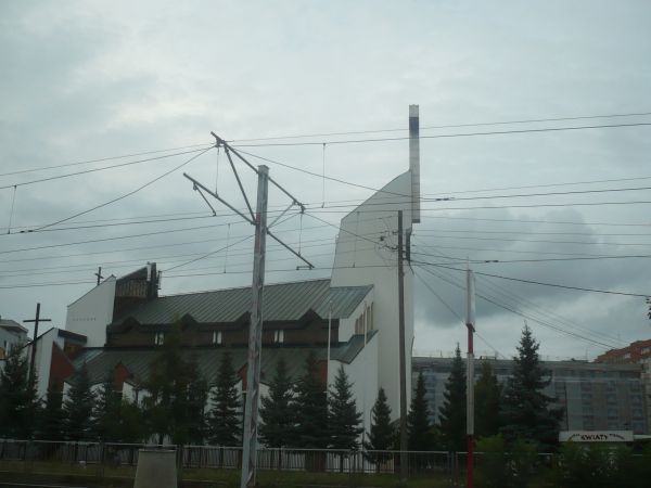 Zdjęcie  z samochodu jeden z nowoczesnych  kościołów