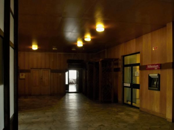 Główny hol w budynku przy ulicy Mickiewicza 7. Tutaj się mieści: Uząd Miejski w Czarnej Wodzie, Bank Spółdzielczy, bankomat Milenium, Miejski Zakład Gospodarki