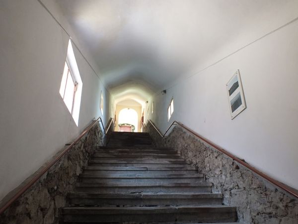 Kryte schody prowadzące do kościoła św.św. Piotra i Pawła