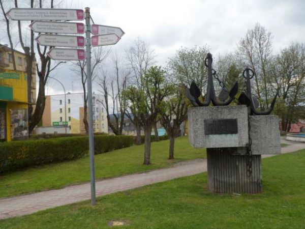 13 IX 1966r. odbyło się wodowanie statku morskiego MS Sanok, kilka miesięcy po  wypłynięciu statku w pierwszy rejs postawiono pomnik kotwicę upamiętniający  wod