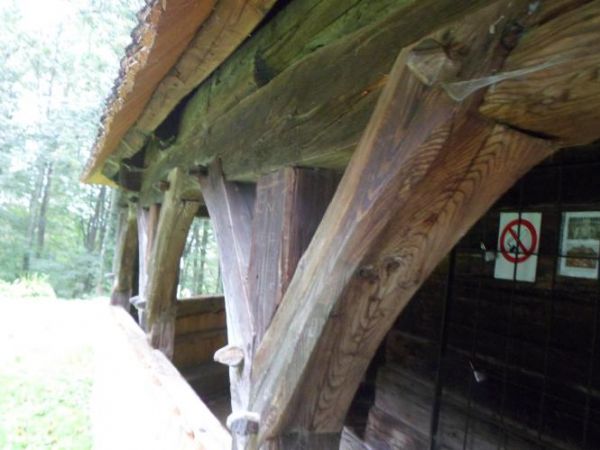 szczegóły ciesielki okalającej cerkiew.