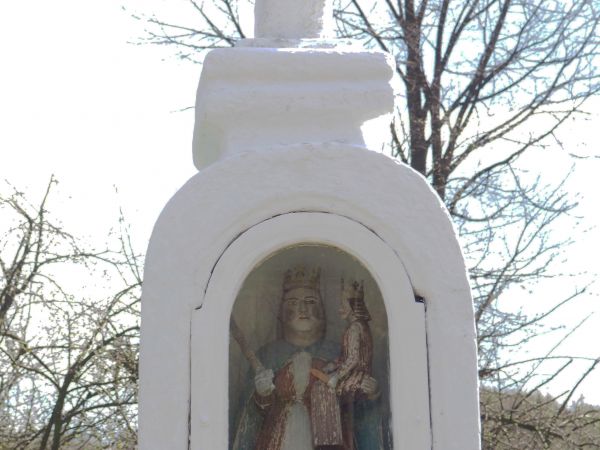 na straży ciszy i spokoju, życia pełnego poświęcenia i tradycji chrześcijańskich - czuwali święci z przydrożnych kapliczek, często wytwory a raczej dzieła twórc