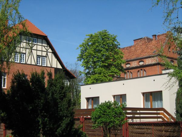 Wolsztyn, budynek Sądu i Szkoły Podstawowej.