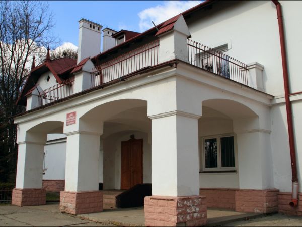 Dwór z XIX w. Gruntownie przebudowany w 1910 roku. Obecnie szkoła podstawowa .  Park krajobrazowy z aleją dojazdową z XIX w.