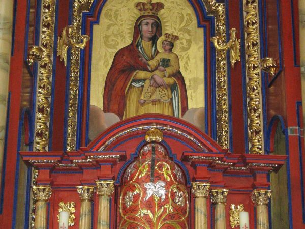 w ołtarzu głównym: obraz Matki Boskiej Szkaplerznej, poniżej tabernakulum obrotowe - teraz "zakryte".