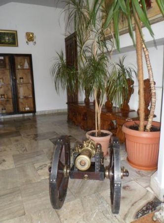 pałac Reyów miał niegdyś charakter obronny, stąd też potocznie nazywany był zamkiem, powstał w toku kilku faz przekształcenia dworu obronnego - tu w holu w mini