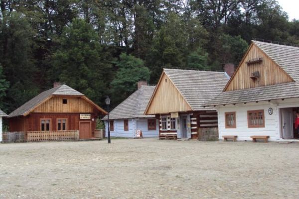 Remiza GOPR-u - n/z po prawej, dalej sklep kolonialny, pracownia pisania ikon i sklep piekarniczy - to w zabudowie Rynku Galicyjskiego.