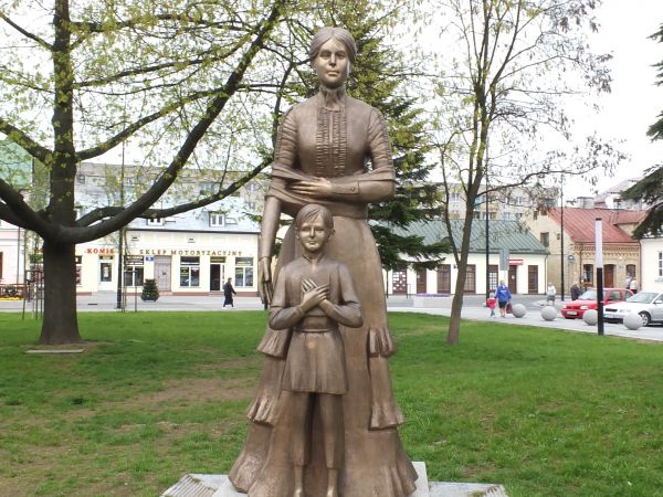 Pomnik Marii Konopnickiej na placu jej imienia