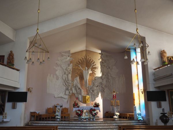 nowy kościół - nawa i ołtarz główny i obustronne galeryjki.