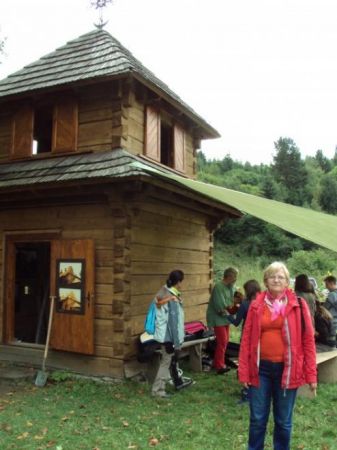 podczas naszego pobytu - na terenie przy cerkwi - odbywały się różne warsztaty rzemiosła artystycznego, uczono młodzież w tematach : ceramiki i garncarstwa, wyr