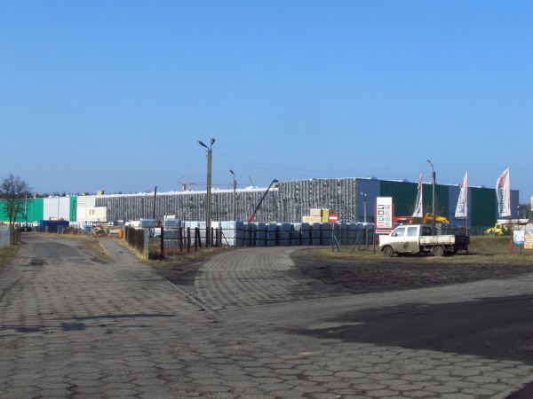 Steico i nowa hala produkcyjna w której będzie jako pierwszy w Polsce,  produkować drewno fornirowe LVL. Powierzchnia hali, to 20 tys. metrów kw.