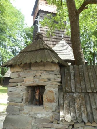 przy bramce w kamiennych słupach są nisze na figurki świętych.