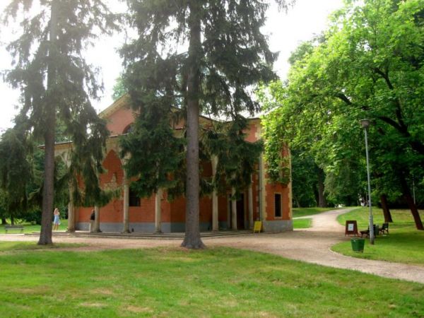 Domek Gotycki w palacowym parku