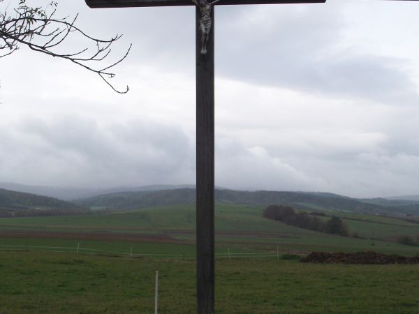 krzyż przydrożny "na Płociskach" -  stanowi znak rozpoznawczy i wyraz pobożności mieszkańców. Formą oddawania czci krzyżowi było zdobienie go kwiatami i palenie