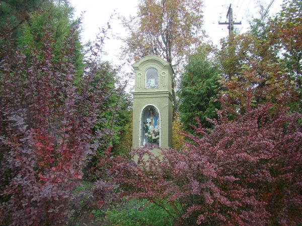 kapliczka przydrożna - na rozstajach, bo tam drogi w kierunkach : Mrzygłód, Sanok, Dydnia. Dzieła sztuki i kultury  sakralnej stanowiły chrześcijański symbol i