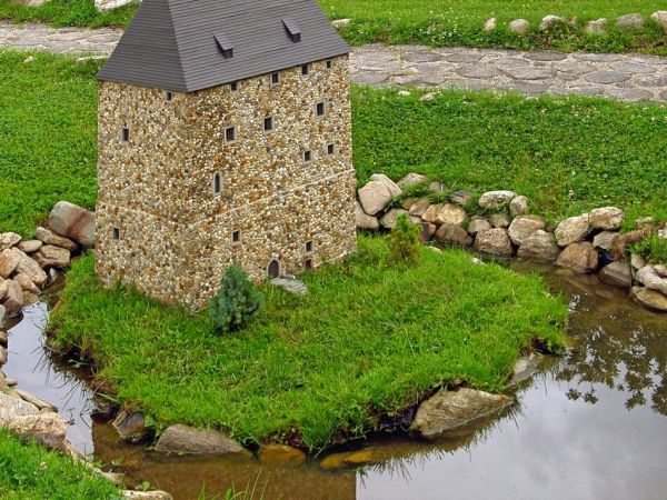 KOWARY - Park Miniatur Zabytków Dolnego Śląska - Wieża rycerska w Siedlęcinie, zwana również murowaną perłą Dolnego Śląska, stanowi najlepszy przykład budowli t