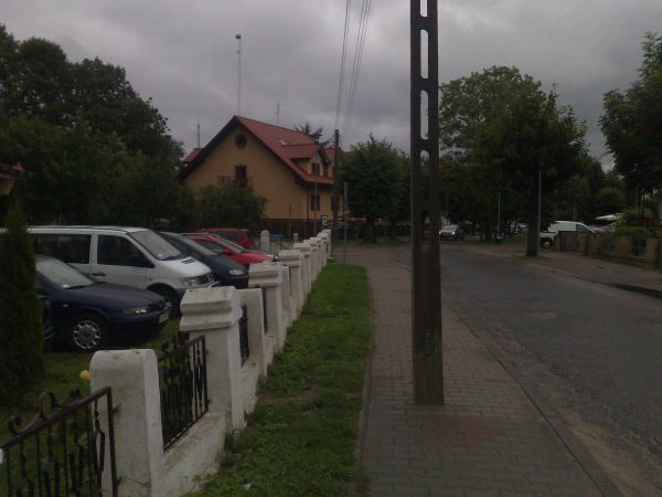Ulica Saperska po lewej parking 5 zł za godz. Następna godzina również 5 zł! itd. Zdzierstwo!