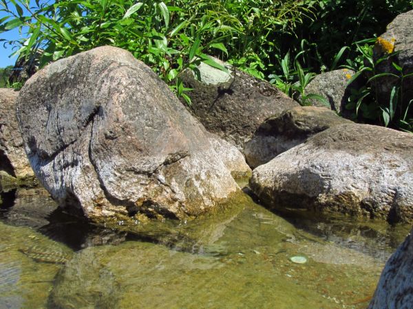 Głazy skalne na ujściu kanału Wdy z jeziora w Jeziornej przy plaży gminnej