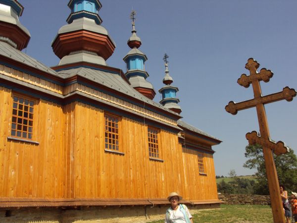 Cerkiew prawosławna - odbudowana po pożarze z 2006r. poświęcona ponownie 13.10.2010r. dotację uzyskano też z Unii Europejskiej.  Obok: krzyż upamiętniający 1000