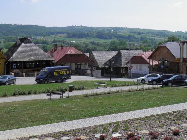 Drewniane domy z XIX wieku  w Rynku  w Pruchniku. Widok  unikatowy.