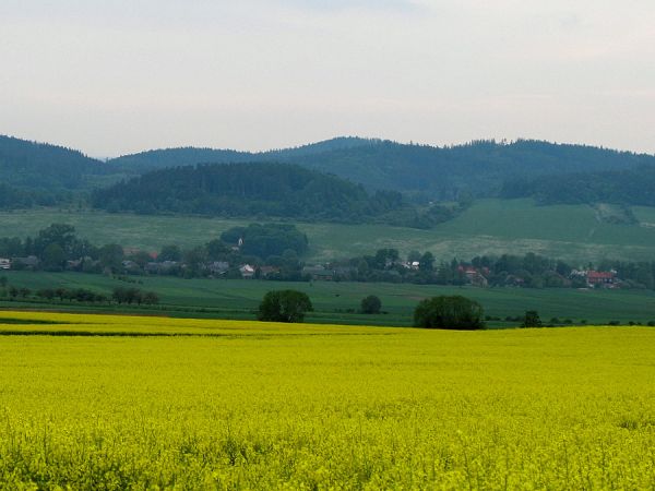 Wiosenny widok na wioskę i Góry Opawskie ...
