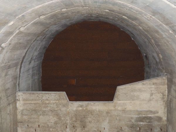 zamkowe podziemne korytarze - w czasie II wojny światowej istniał tu obóz pracy filia Gross-Rosen. Więźniowie pracowali przy budowie sztolni pod zamkiem.