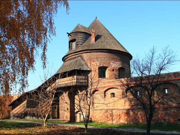 Kościół pw. św. Mikołaja i Stanisława biskupa w Jarosławiu przy ulicy Benedyktyńskiej. Przez starszych mieszkańców zwany Anna Kasarnia, został zbudowany w latac