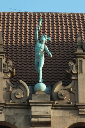 Posąg Hermesa na dachu kamienicy nr 39-40