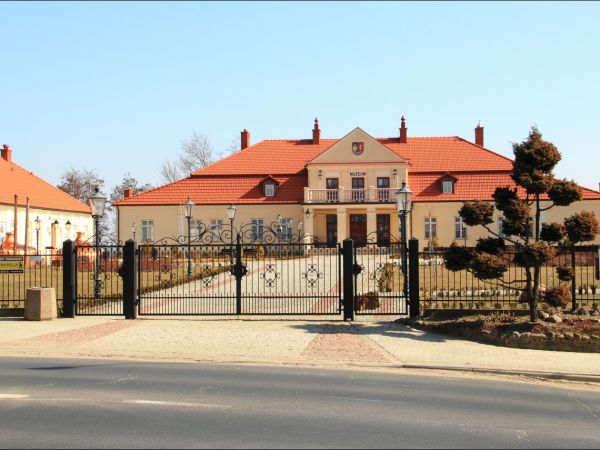 Dwór starościński wzniesiony przez starostę Krzysztofa Szydłowieckiego jako zespół rezydencjalno-obronny - obecnie muzeum