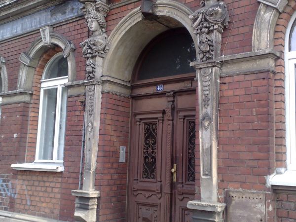 Ozdobny portal drzwiowy starej kamienicy.