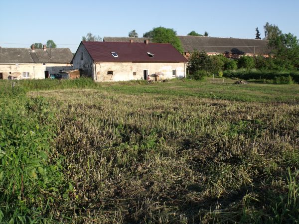 Kwiatoniów- po prawej stronie zdjęcia widać olbrzymią stodołę - pozostałość po Państwowym Gospodarstwie Rolnym