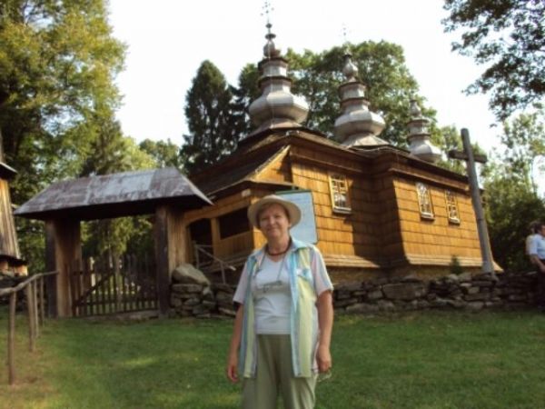 cerkiew greckokatolicka filialna parafii w Komańczy pw. św.Mikołaja Cudotwórcy,  wzniesiona w 1824r., konsekrowana w 1826r. - przed wojną pełniła godność świąty