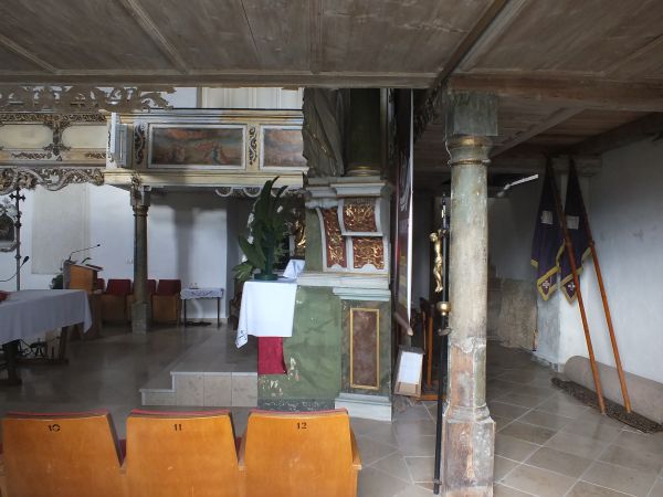 wnętrze kościoła (zdjęcie wykonane z zewnątrz przez okno)