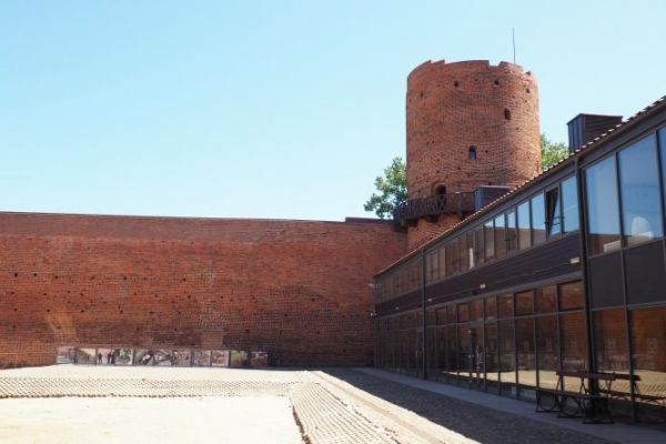 zamek od dziedzińca - w sektorze za szkłem ekspozycje archeologiczne, tam też prezentowane m.in. dwa miecze krzyżackie znalezione w fosie zamkowej - tego zamku