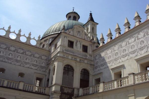 Baszta Boska  - mieści kaplicę a w przyziemiu kryptę grobową.