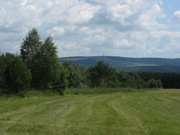 hen : pasmo Dziady - 647m npm, z przekaźnikiem a u jego podnóża tereny wsi Kamienne - dzisiaj nieistniejącej, tam kapliczka przydrożna, murowana i cmentarz - up