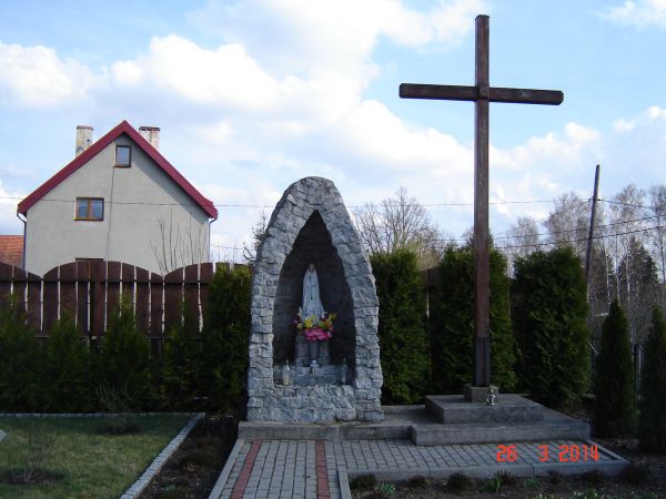 Kapliczka przykościelna.