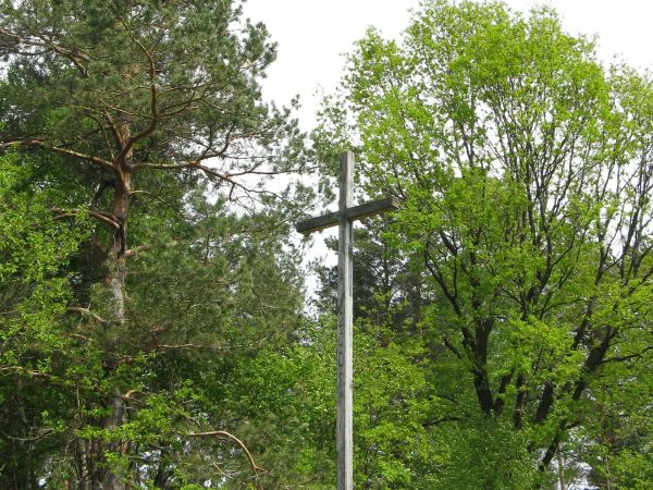 na jednym z przysiółków - przechodząc - wspomnijmy ludzi z minionej epoki, ludzi, którzy tu kiedyś żyli, ciężko pracowali i .... odeszli, niech Krzyż ten - ich