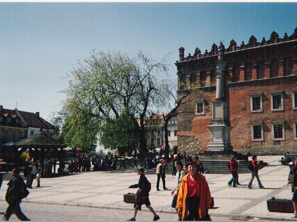 na rynku - studnia, pomnik na cokole patrona miasta ks. Wincentego Kadłubka oraz ratusz, pod płytą rynku - trasa podziemna /fragment - bo więcej - pod kamienica