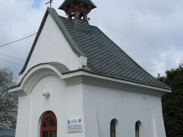 kapliczka pw. św. Stanisława Kostki, zabytkowa - niegdyś, w latach 40-tych XX wieku odremontowana dla uczczenia święta spółdzielczości przez działaczy i pracown