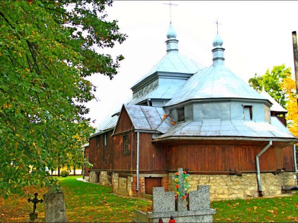 Dawna drewniana cerkiew greckokatolicka pw. Opieki Najświętszej Maryi Panny (od 1979 roku kościół rzymskokatolicki pw. Najświętszego Serca Pana Jezusa), wzniesi