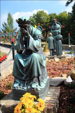 Klasztor Saletynów i Sanktuarium Matki Bożej z La Salette - Płaczącej  w Dębowcu  .  W kościele ukoronowana jest Matka Boża Saletyńska, która spełnia prośby lud