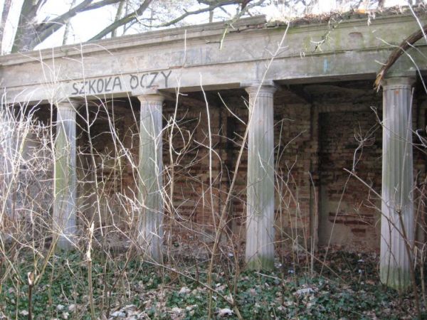 Konotop - Mauzoleum. Wstyd władze gminy Kolsko,taki piękny obiekt stoi tak zaniedbany.