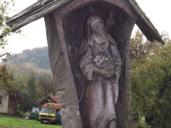 w kapliczce przydrożnej: rzeźba przedstawiająca św. Teresę , na Woli Jaworowej - autorem rzeźby jest artysta / wykładowca ULRA w Woli Sękowej.