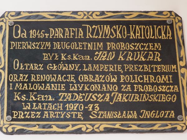 tablica na murach cerkwi - dziś kościoła, dla wspomnienia i docenieniu zasług.