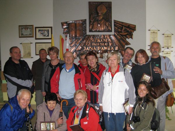 w Izbie Pamięci patrona szkoły Jana Pawła II z panią dyr. Zuzanną Dmitrzak i b.nauczycielem historii p. Zbigniewem Gollą.
