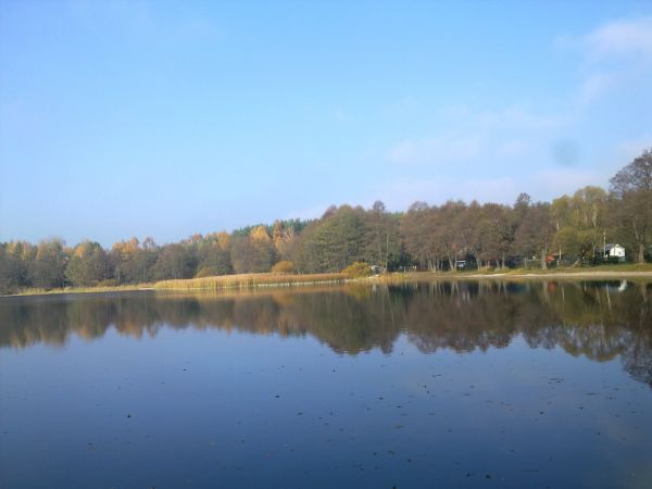 Piękna jesień nad jeziorem Szczekarzewo