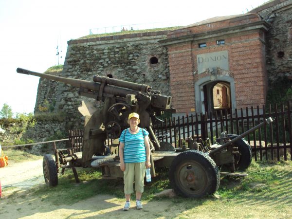 przed wejściem do największego Fortu Srebnogórskiej Twierdzy - "Donżon", tam wejdziemy mi.in. do kazamat, koszar i na basztowe tarasy. W 1807r. tu dotarły wojsk