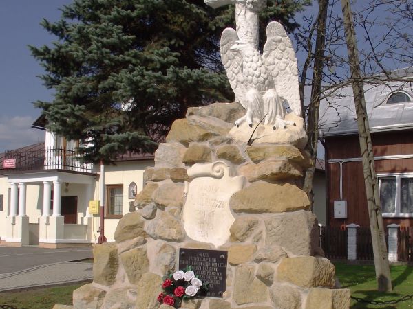 Pomnik ustawiony w 1930 roku ku chwale poległych za ojczyznę w latach 1914 - 1921, na pomniku krzyż i orzeł do lotu /wolności/ się zrywający. W pomnik wbudowano